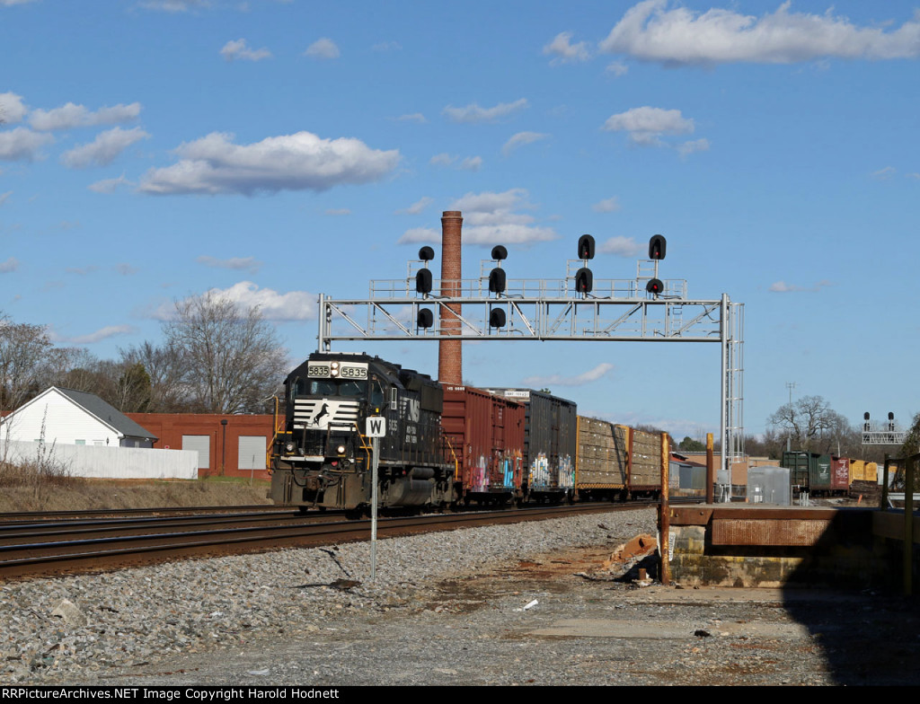NS 5835 leads train E39 under the signals at Spencer
